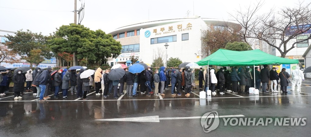 제주 사우나·성당·교회·고교서 코로나 집단감염…일상 위협