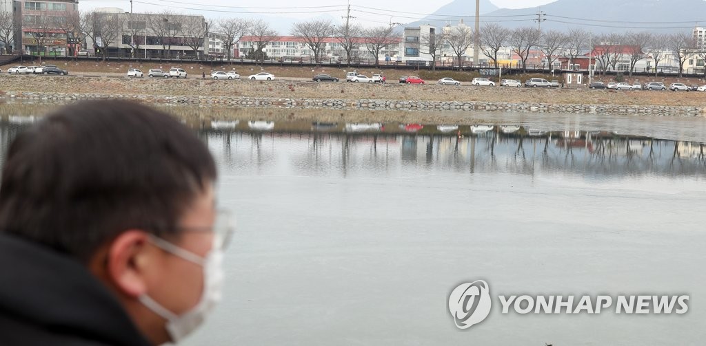 춥고 눈 내리는 경남…두꺼운 옷으로 출근길 무장