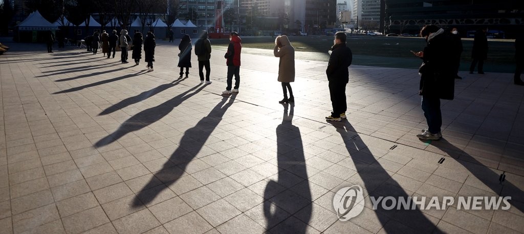 오늘 최소 1천100명대 최다 기록…3단계 격상없이 억제 가능할까