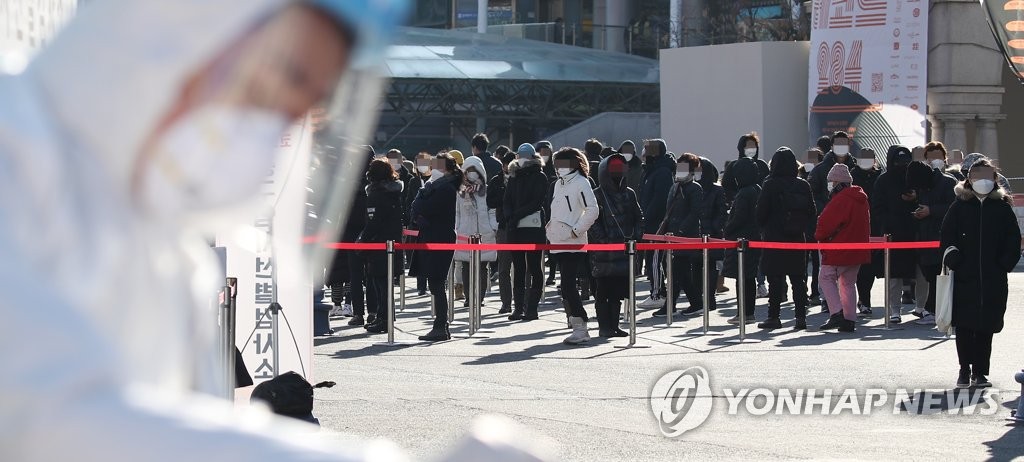 60세 이상 고령층 하루 평균 313.3명 확진…방역 위험징후 많아