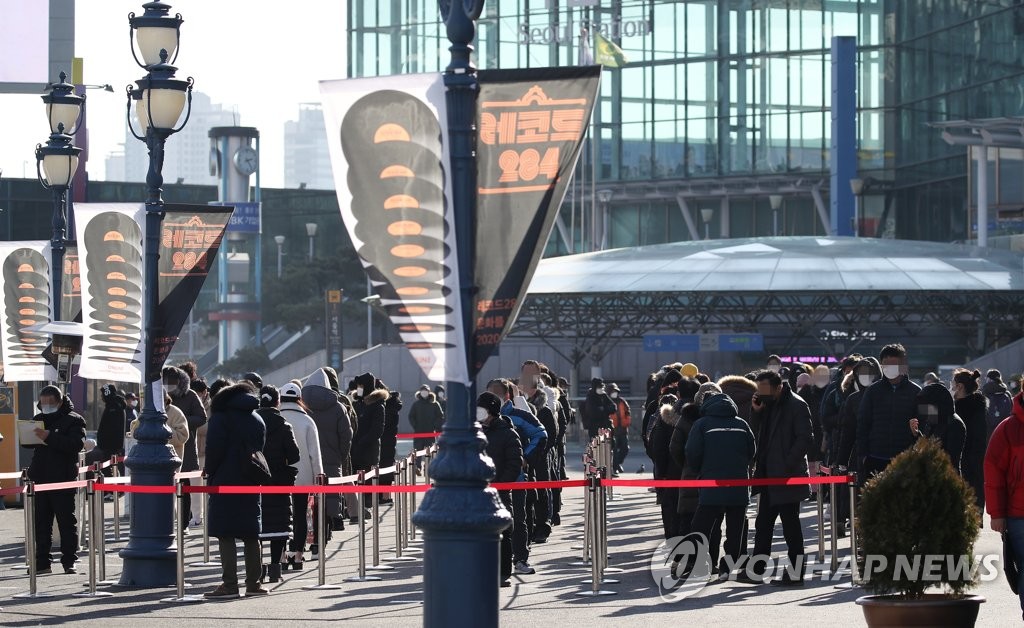 일단 1천명 아래로…3차 대유행 확산·억제 가를 1주일 시작(종합)