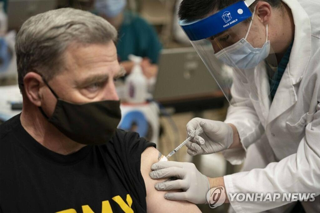 정부 "세계 최초로 백신접종할 이유없어…한두달 관찰기회 다행"