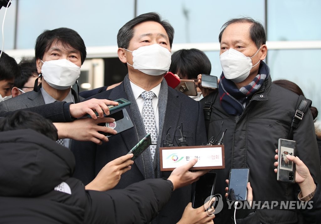 尹측 "검찰개혁 반대한 적 없어…대통령에 맞서는 것 아냐"