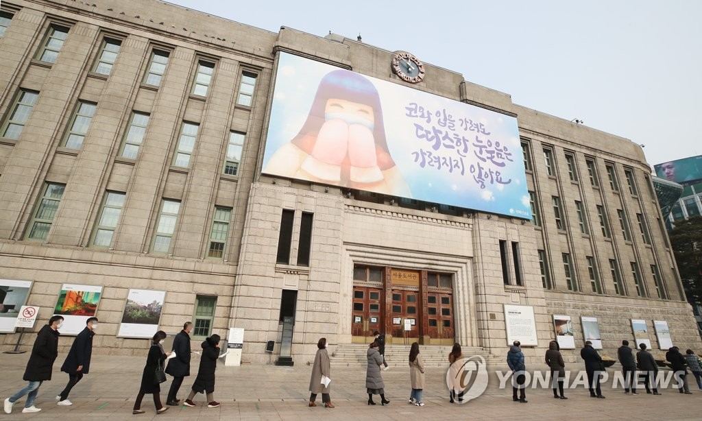 다시 1천명안팎…주말 거리두기 조정 앞두고 확진자 증가세 비상