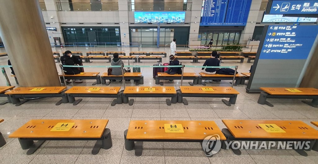 정부 "연말까지 영국발 항공편 일시 중단…영국행은 계속 운항"