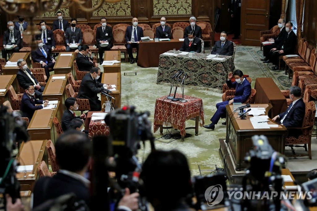 아베, '유권자 향응' 허위답변 사과…의원직 사퇴는 거부