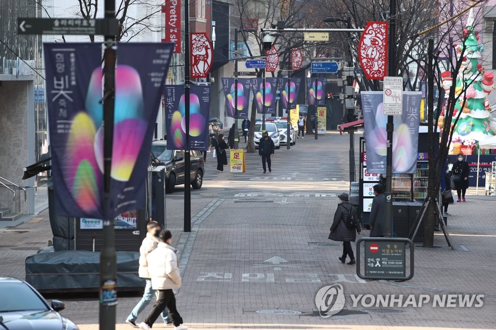 '폐쇄·통제' 전국 유명 관광지 한산…도심도 썰렁