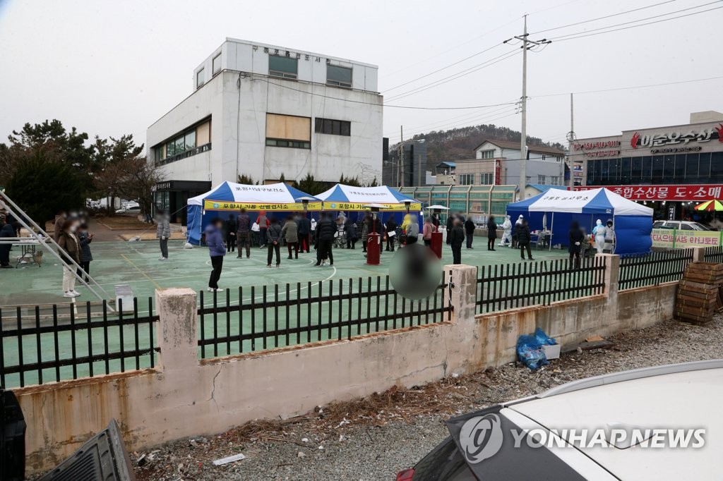 포항 구룡포 코로나19 확산세에 긴장…식당·시장은 북적