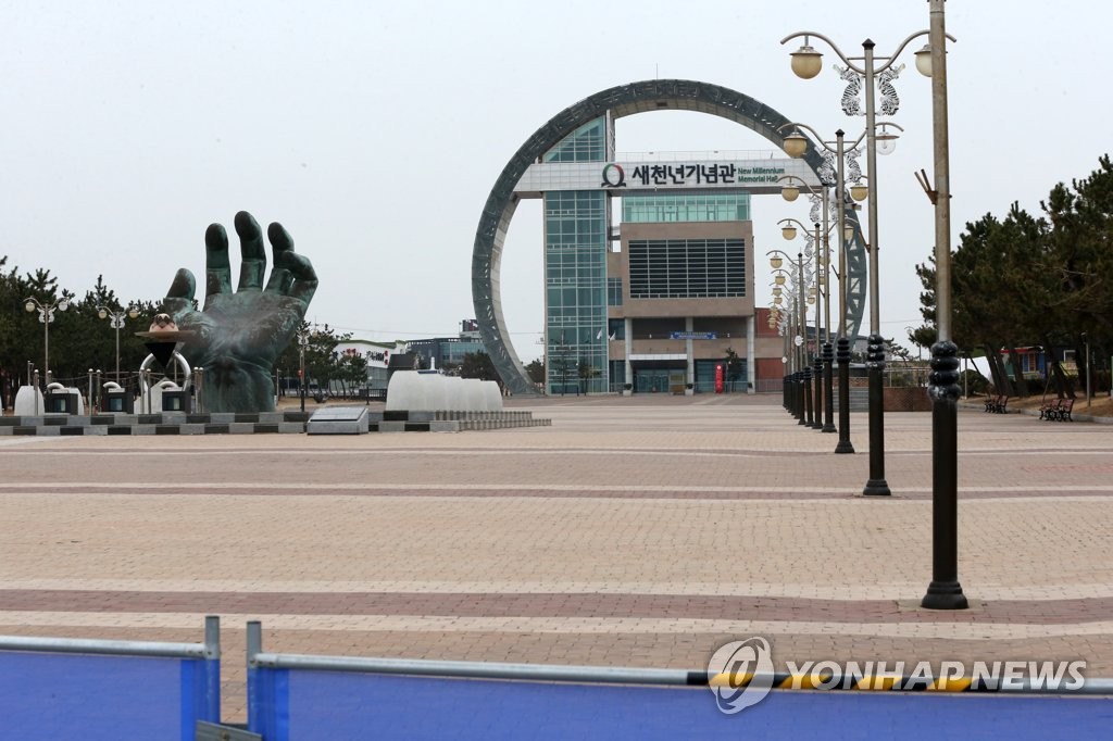 포항 구룡포 코로나19 확산세에 긴장…식당·시장은 북적