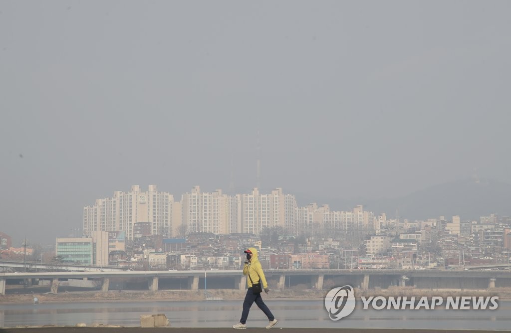 전국 짙은 미세먼지 속 오후부터 비나 눈