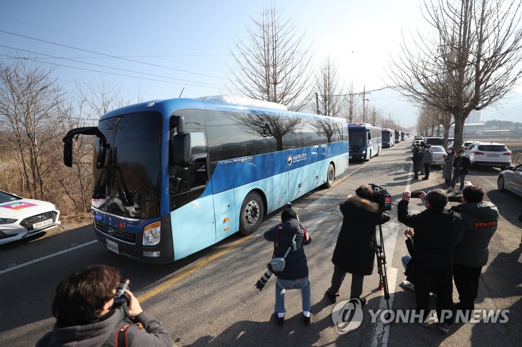 동부구치소 확진자 청송 도착…일부 주민 반발, 충돌은 없어