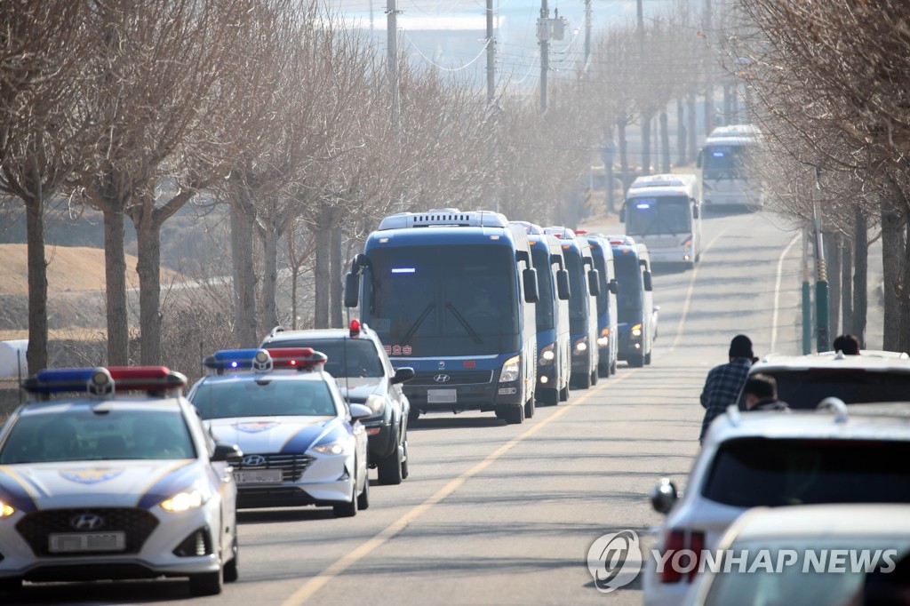 동부구치소 확진자 청송 도착…일부 주민 반발, 충돌은 없어