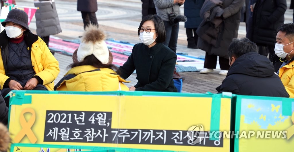 '김진숙 복직' 요구에 靑시민수석 "노사 마주 앉게 노력할 것"