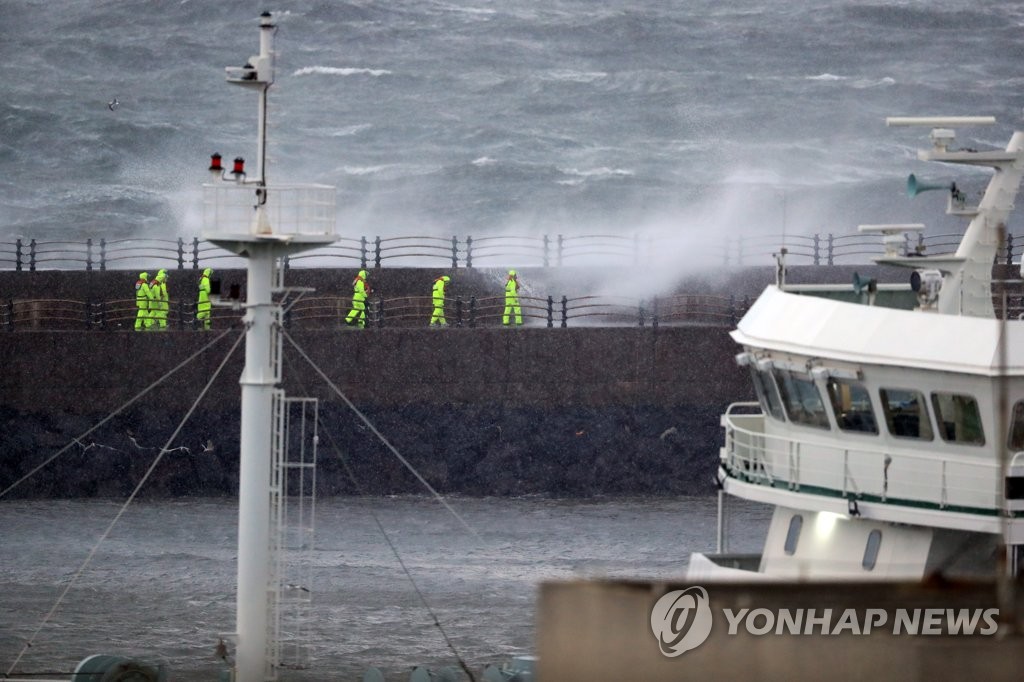 '야속한 하늘' 목숨 건 전복 선박 수색…실종 선원은 어디에