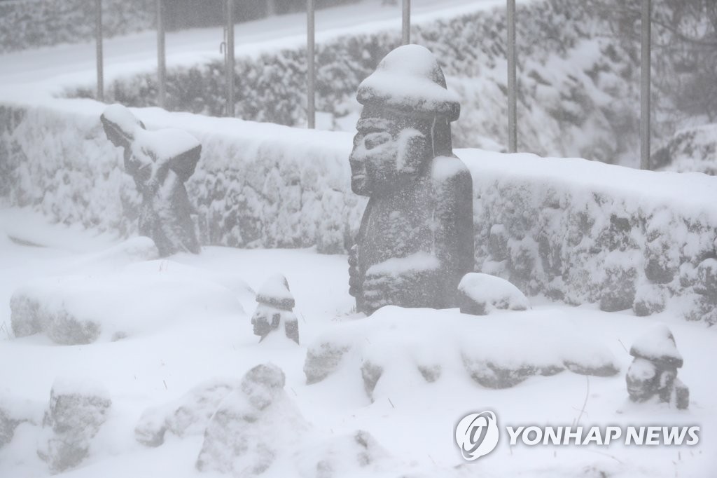 한라산 폭설에 매서운 눈바람까지…제주 항공편 결항·지연 속출