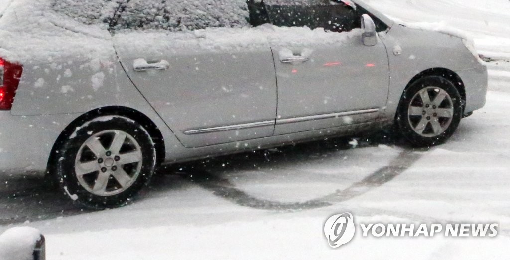 2년 만에 내린 눈폭탄에 광주·전남 곳곳 '미끄덩'