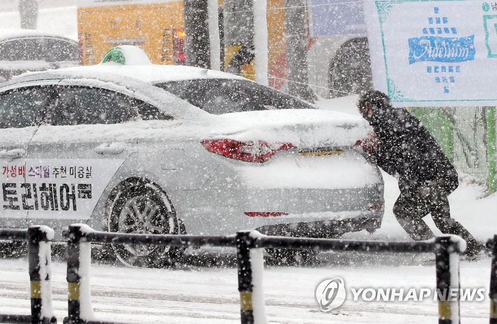 2년 만에 내린 눈폭탄에 광주·전남 곳곳 '미끄덩'