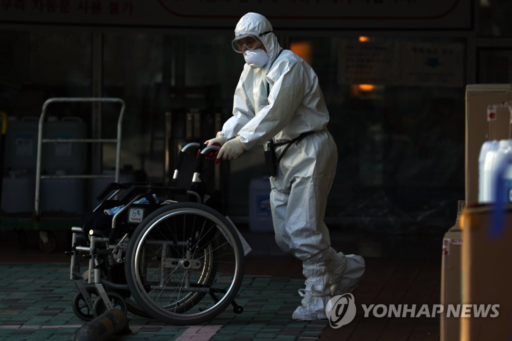 요양병원·구치소 등 집단감염 확산…"신규확진 무조건 줄여야"