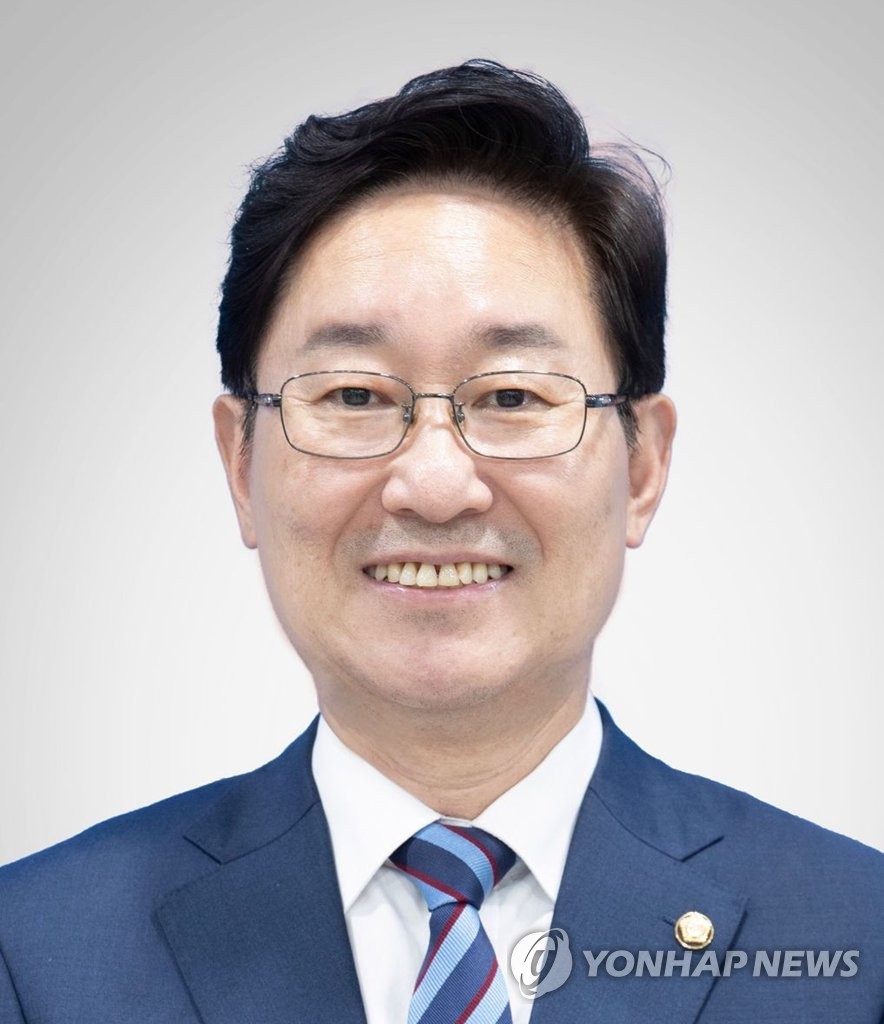 문대통령, 법무장관에 '尹 동기' 판사출신 박범계 내정