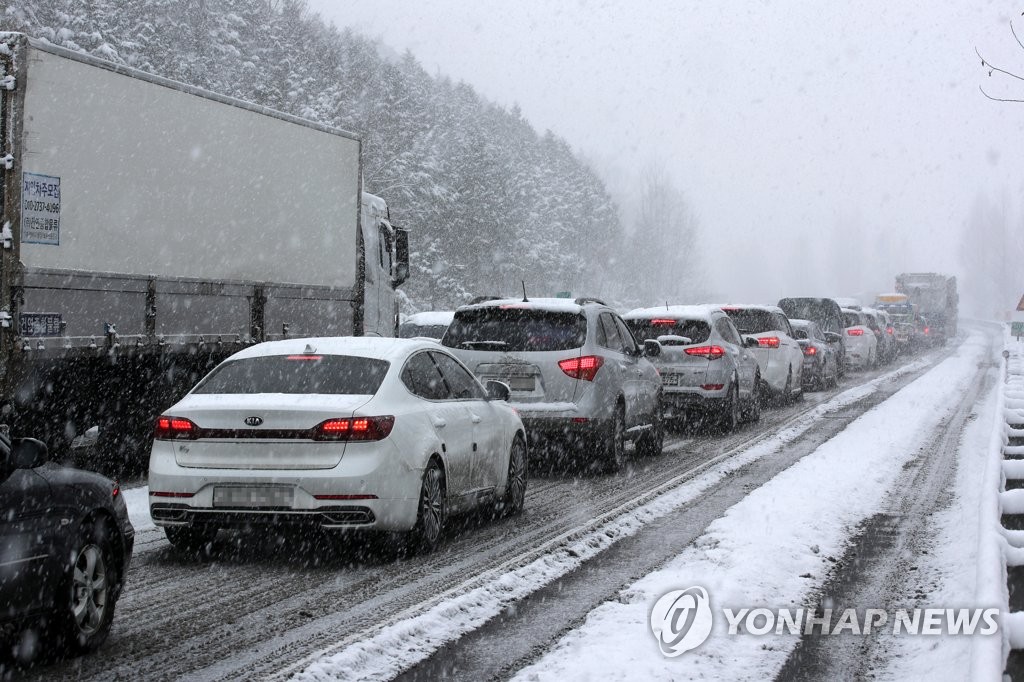 2년 만에 내린 눈폭탄에 광주·전남 곳곳 '미끄덩'