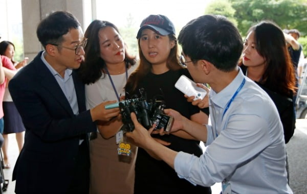 2017년 정유라 씨가 서초구 서울중앙지검으로 소환되고 있다. 사진=연합뉴스