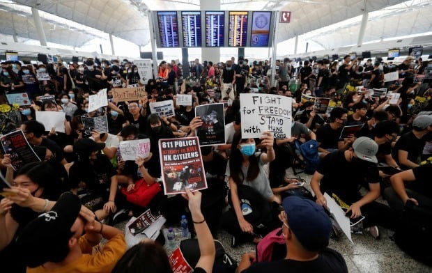 지난해 8월 '범죄인 인도 법안'(송환법)에 반대하는 홍콩 시위대가 홍콩 국제공항 출국장에 모여 시위를 벌이고 있는 모습. /사진=로이터
