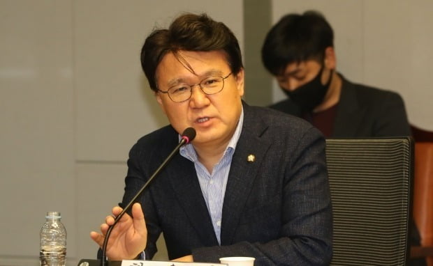 황운하 더불어민주당 의원이 코로나19 확진자의 밀접 접촉자로 분류돼 31일 자가격리에 들어갔다. /사진=연합뉴스