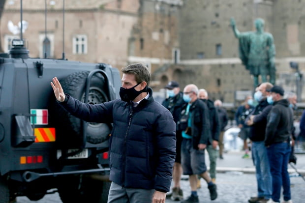 미국 배우 톰 크루즈가 지난 10월12일(현지시간) 이탈리아 로마에서 신작영화 '미션 임파서블 7'을 촬영하던 중 휴식 시간에 팬들을 향해 손을 흔들고 있다. 사진=연합뉴스
