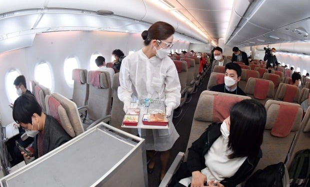 지난 10월 24일 출발한 아시아나항공 'A380 한반도 일주 비행' 항공기에 탑승한 승객들이 기내식을 즐기고 있다./사진=공항사진기자단