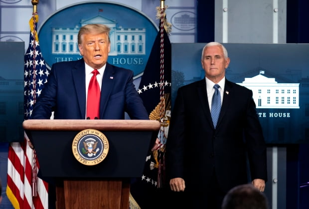 도널드 트럼프 미국 대통령이 지난11월 24일(현지시간) 워싱턴DC 백악관의 브리핑룸에서 마이크 펜스(오른쪽) 부통령이 지켜보는 가운데 발언하고 있다. 사진=연합뉴스