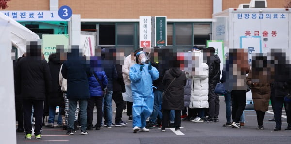 지난달 29일 서울 중구 국립중앙의료원에 마련된 신종 코로나바이러스 감염증(코로나19) 선별진료소를 찾은 시민들이 검체 채취를 위해 순서를 기다리고 있다/사진=연합뉴스