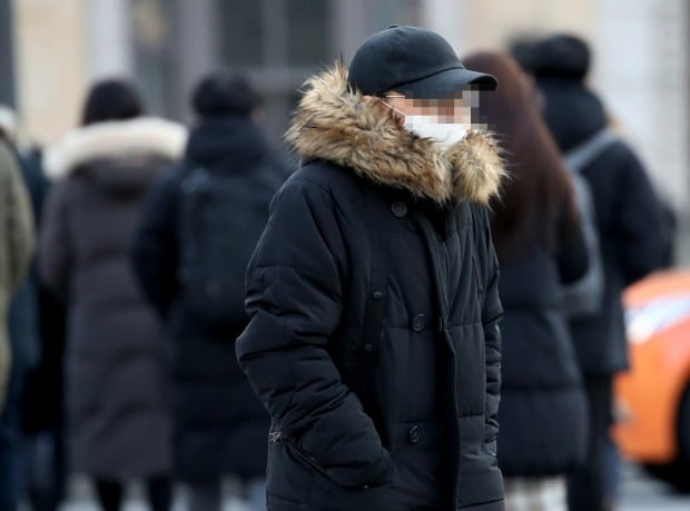 아침 기온이 영하권으로 떨어진 서울 세종로사거리에서 두꺼운 패딩을 입은 시민이 횡단보도를 건너고 있다. /사진=연합뉴스