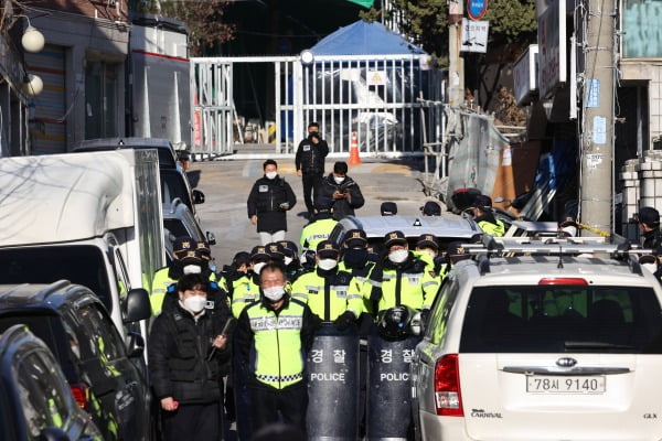 1일 오전 서울 성북구 사랑제일교회에서 경찰이 압수수색을 시도하던 중  대화를 하고 있다. 경찰은 지난달 명도집행 과정에서 일부 관계자들이 화염병을 동원한 일 등 불법행위를 수사하기 위해 교회 본관과 별관 등에 대한 압수수색에 나섰다/사진=연합뉴스