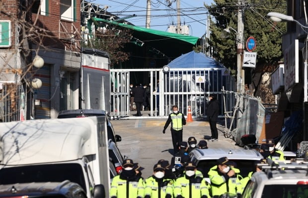 경찰이 지난 1일 서울 성북구 사랑제일교회에서 압수수색을 진행하는 모습. 사진=연합뉴스