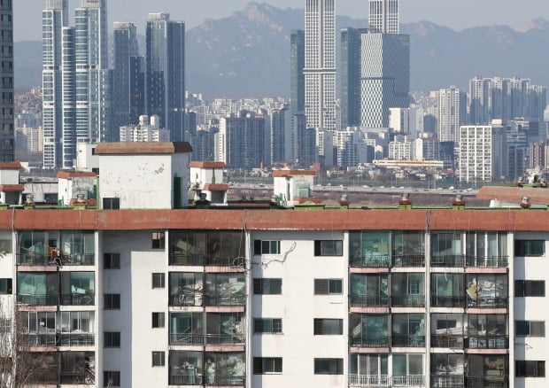 서울 강남 아파트와 한강 너머 보이는 강북 아파트. / 사진=연합뉴스