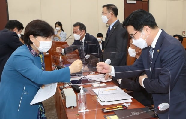 서영교 국회 행안위원장이 1일 국회에서 열린 행정안전위원회 전체회의에서 김창룡 경찰청장과 인사하고 있다. /사진=연합뉴스