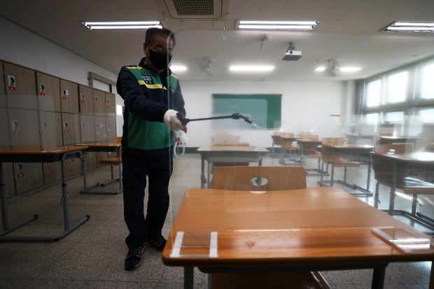  2021 대학수학능력시험이 치러질 양천구 영상고등학교에 방역 관계자가 시험실 소독을 하고 있다./사진=연합뉴스