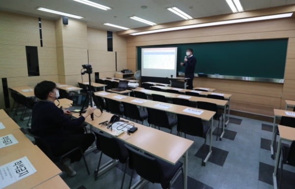 2021학년도 대학수학능력시험을 이틀 앞둔 지난 1일 서울 강남구 대치동의 한 입시학원에서 비대면 수업이 진행되고 있다. /사진=연합뉴스