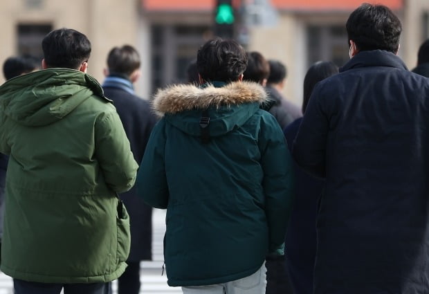 지난 2일 두꺼운 옷차림을 한 시민들이 서울 광화문네거리를 지나고 있다. /사진=연합뉴스