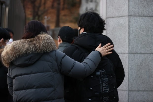 3일 2021학년도 대학수학능력시험(수능)이 일제히 치러지는 가운데 수험생들이 고사장을 향해 가고 있다. 사진=연합뉴스