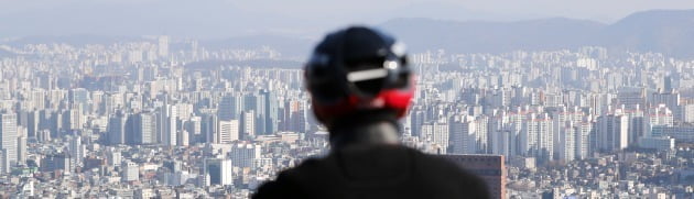 6일 부동산114가 국토교통부 실거래가 공개시스템을 분석한 결과, 지난달 전국 아파트 매매 건수는 지난 3일 기준 5만9576건을 기록했다. 특히 지방 아파트(4만2251건)이 70.9%에 달했다. 사진=연합뉴스