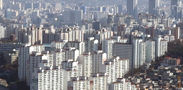 서울 남산에서 바라본 강북 아파트. /연합뉴스