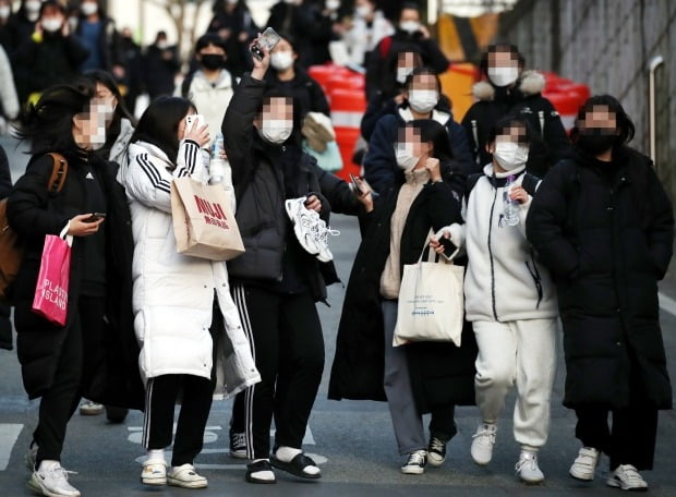 대학수학능력시험일인 지난 3일 오후 광주 남구 봉선동 동아여자고등학교에 마련된 시험장에서 수험생이 귀가하고 있다. /사진=공동취재단