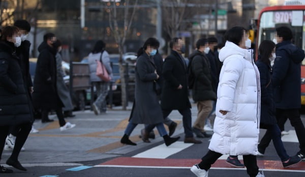 전국 대부분 지역에서 아침 기온이 영하로 떨어져 매우 추운 날씨를 보인 4일 오전 두꺼운 복장을 한 시민들이 서울 광화문사거리를 지나고 있다. 사진=연합뉴스