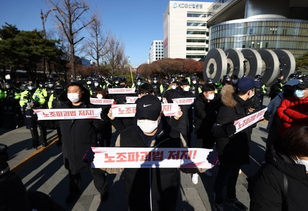 4일 여의도 국회 인근에서 민주노총 조합원들이 노조법 통과 반대 기습 집회를 벌이고 있다. /사진=연합뉴스