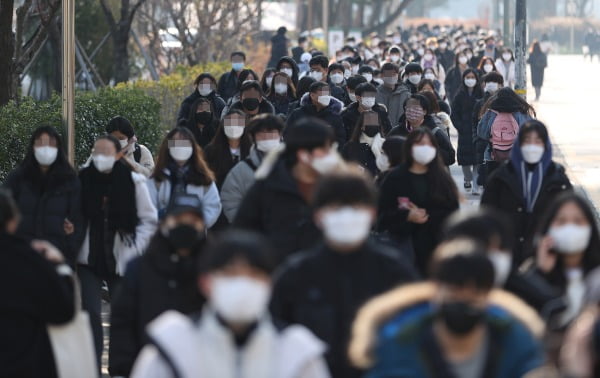 5일 오전 서울 광진구 건국대학교에서 2021학년도 수시모집 논술고사를 마친 수험생과 가족들이 학교를 나서고 있다. 사진=연합뉴스