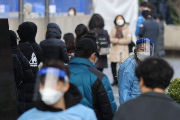 7일 오전 서울 동작구 보건소에 마련된 선별진료소 앞에 검사 대기자들이 줄을 서 있다. /사진=연합뉴스