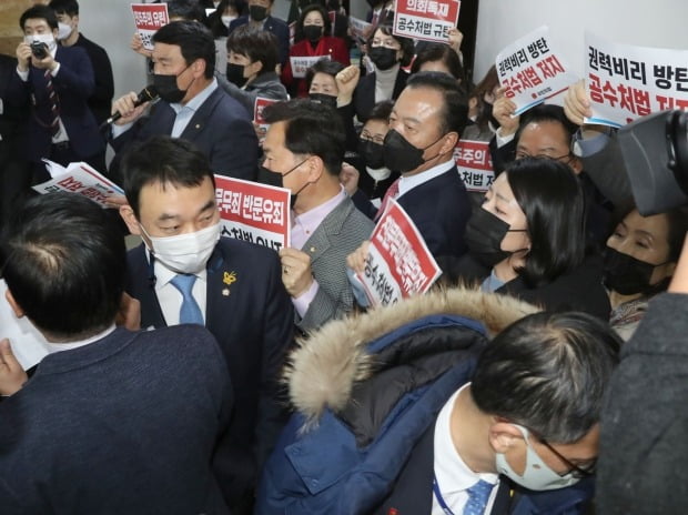법사위 법안심사소위 회의실 들어가는 박주민과 김용민 (사진=연합뉴스)