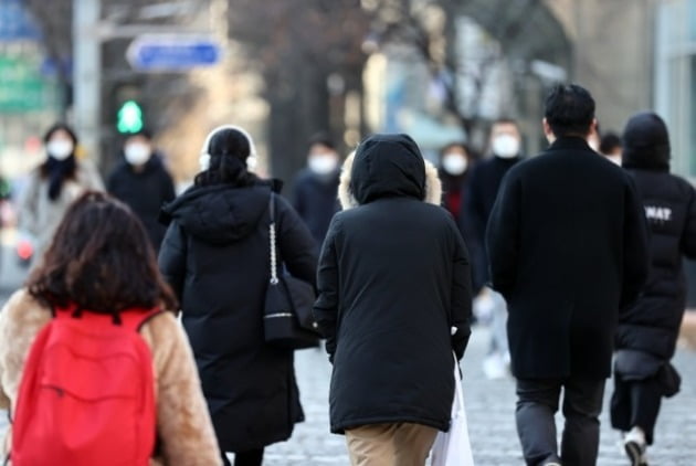 10일 오늘의 날씨는 전국이 대체로 흐리고 곳곳에서 눈이나 비 소식이 나올 전망이다. 이른아침 출근길 서울 중구 광교사거리 인근에서 시민들이 추위 속 횡단보도를 건너고 있다. /사진=연합뉴스