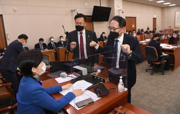 8일 오전 서울 여의도 국회 법제사법위원회에서 열린 '고위공직자범죄수사처 설치 및 운영에 관한 법률 일부개정법률안에 대한 안건조정위원회'에서 국민의힘 김도읍, 유상범 의원이 백혜련 위원장의 회의 비공개 조치에 항의하고 있다.  사진=연합뉴스